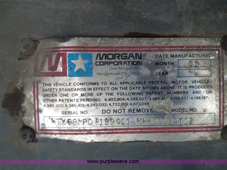 image for item I3383 2000 International 4700 Lo-Profile flatbed truck