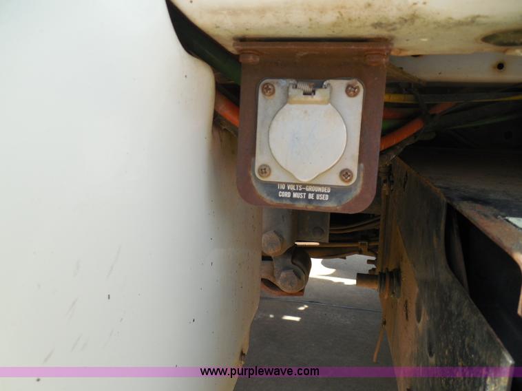 image for item I3383 2000 International 4700 Lo-Profile flatbed truck