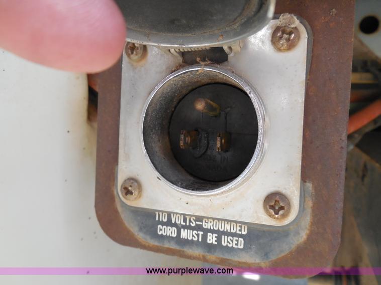 image for item I3383 2000 International 4700 Lo-Profile flatbed truck