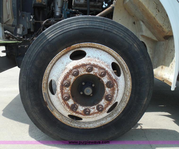 image for item I3383 2000 International 4700 Lo-Profile flatbed truck