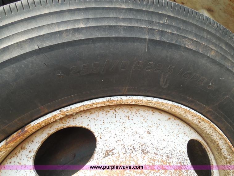 image for item I3383 2000 International 4700 Lo-Profile flatbed truck