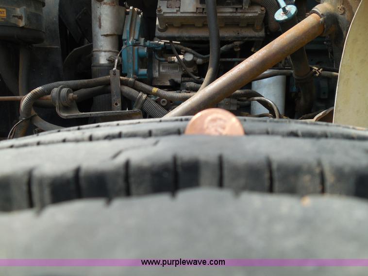 image for item I3383 2000 International 4700 Lo-Profile flatbed truck