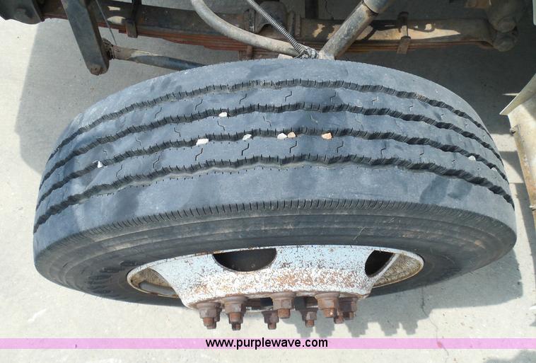 image for item I3383 2000 International 4700 Lo-Profile flatbed truck