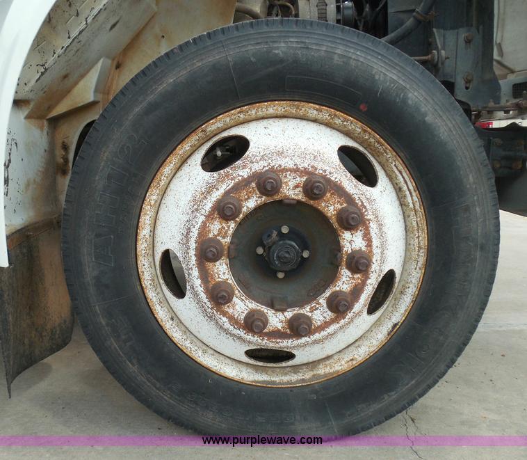 image for item I3383 2000 International 4700 Lo-Profile flatbed truck