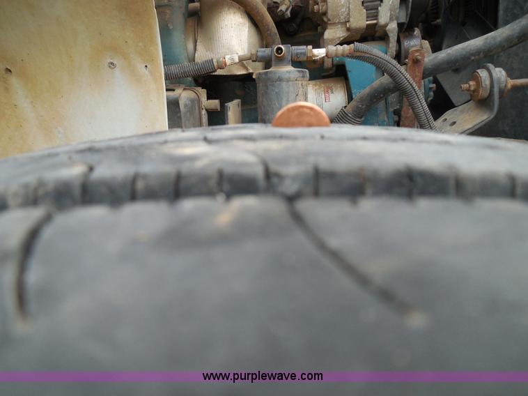 image for item I3383 2000 International 4700 Lo-Profile flatbed truck