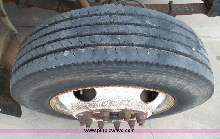 image for item I3383 2000 International 4700 Lo-Profile flatbed truck