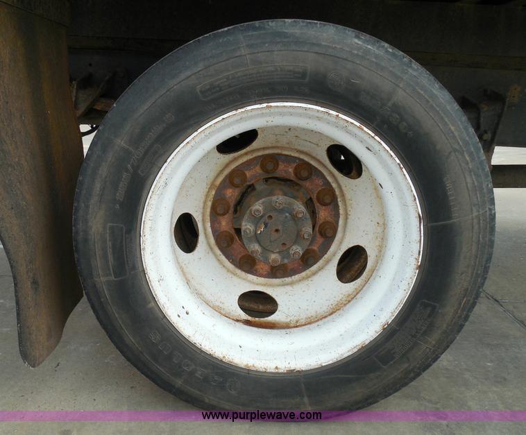 image for item I3383 2000 International 4700 Lo-Profile flatbed truck