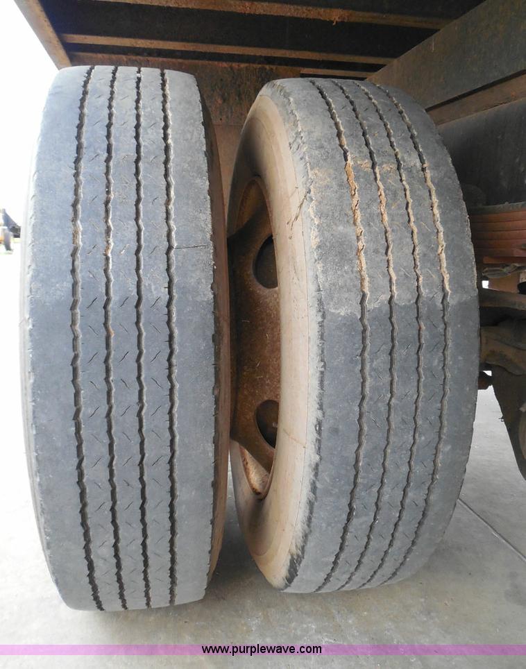 image for item I3383 2000 International 4700 Lo-Profile flatbed truck