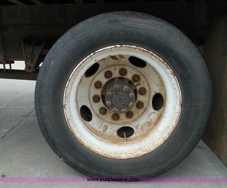 image for item I3383 2000 International 4700 Lo-Profile flatbed truck