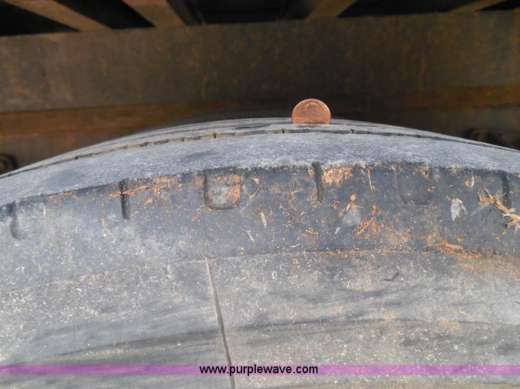 image for item I3383 2000 International 4700 Lo-Profile flatbed truck