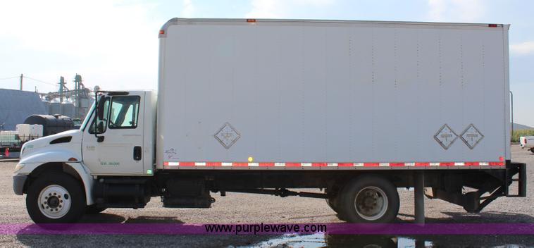 image for item J2108 2003 International DuraStar 4400 box truck