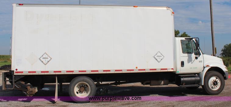 image for item J2108 2003 International DuraStar 4400 box truck