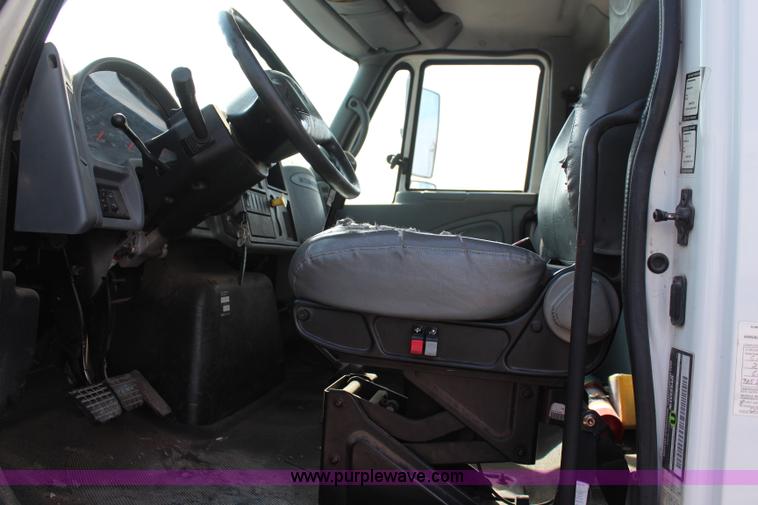 image for item J2108 2003 International DuraStar 4400 box truck