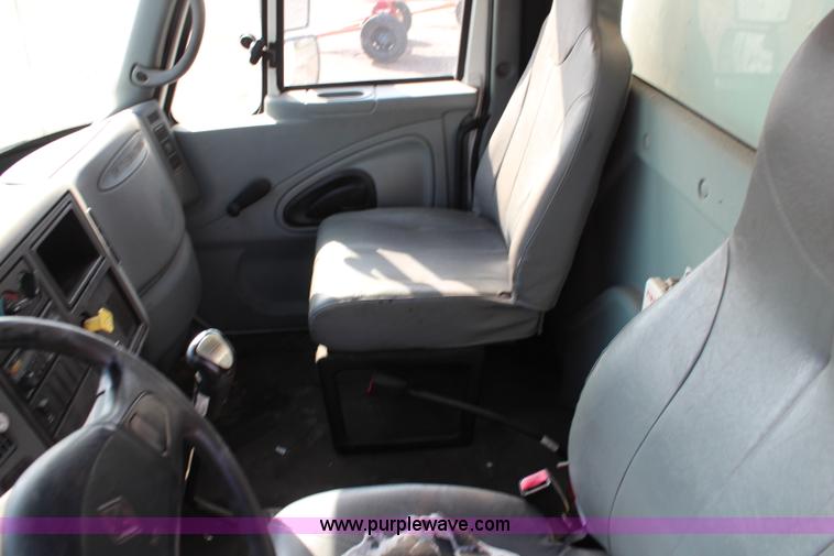 image for item J2108 2003 International DuraStar 4400 box truck