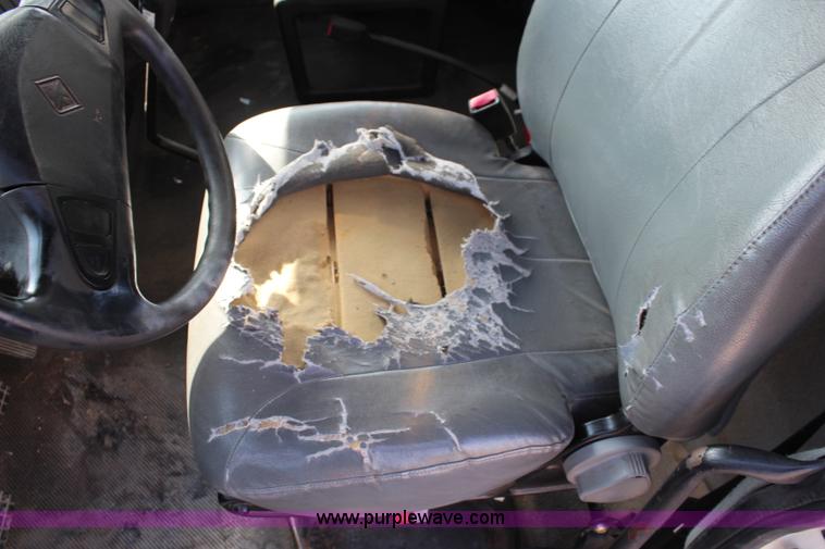 image for item J2108 2003 International DuraStar 4400 box truck