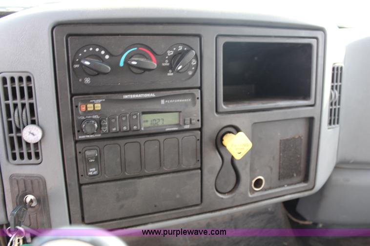 image for item J2108 2003 International DuraStar 4400 box truck