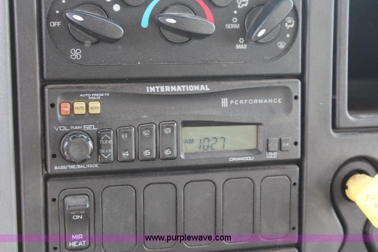 image for item J2108 2003 International DuraStar 4400 box truck