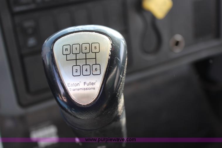 image for item J2108 2003 International DuraStar 4400 box truck