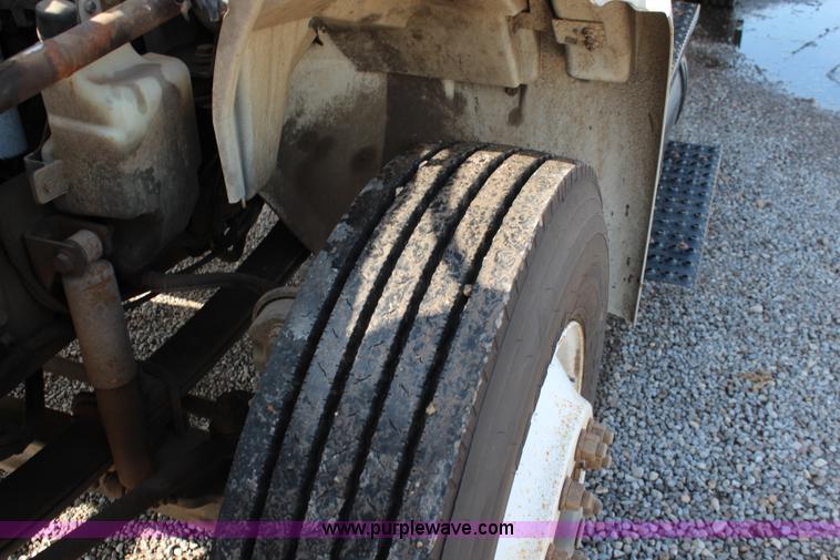 image for item J2108 2003 International DuraStar 4400 box truck