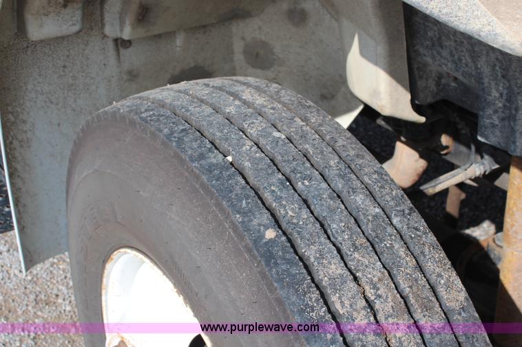 image for item J2108 2003 International DuraStar 4400 box truck