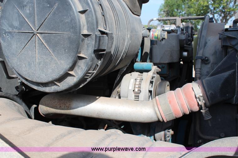 image for item J2108 2003 International DuraStar 4400 box truck