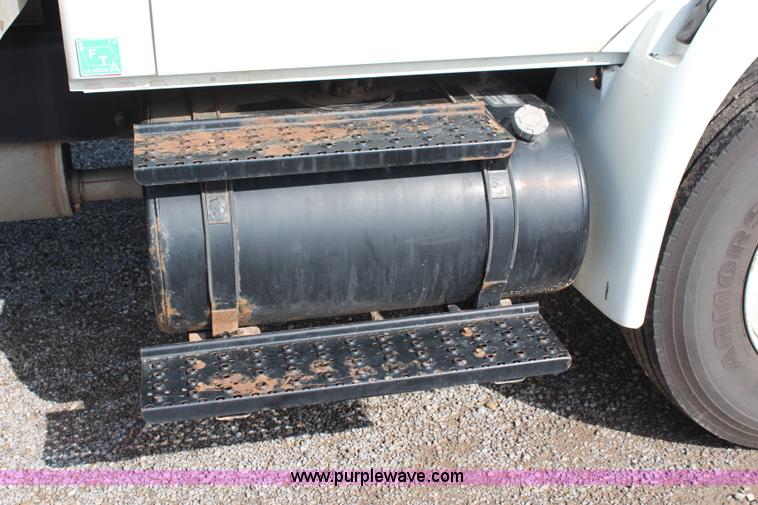 image for item J2108 2003 International DuraStar 4400 box truck