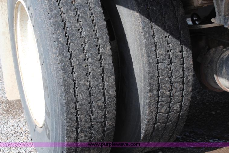 image for item J2108 2003 International DuraStar 4400 box truck