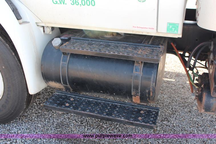 image for item J2108 2003 International DuraStar 4400 box truck