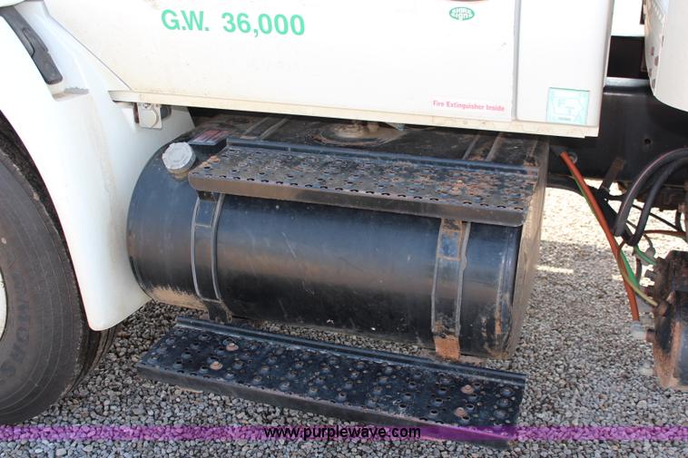 image for item J2108 2003 International DuraStar 4400 box truck