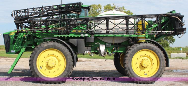 image for item J2131 2010 John Deere 4930 self-propelled sprayer