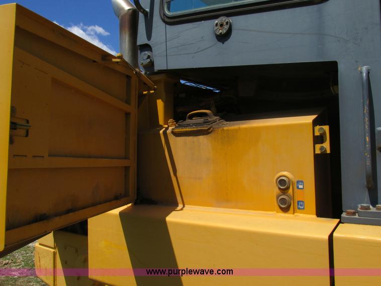 image for item AW9907 2001 Liebherr-America LR632 track loader