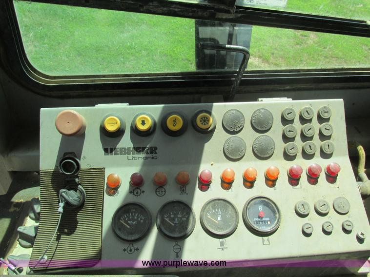 image for item AW9907 2001 Liebherr-America LR632 track loader