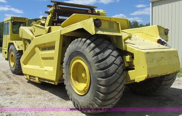 image for item AW9908 1984 John Deere 862 elevating scraper