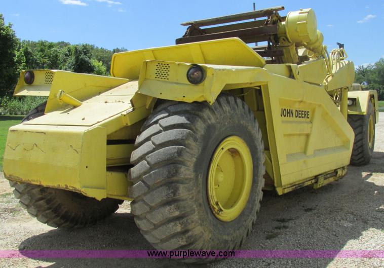 image for item AW9908 1984 John Deere 862 elevating scraper