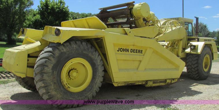 image for item AW9908 1984 John Deere 862 elevating scraper