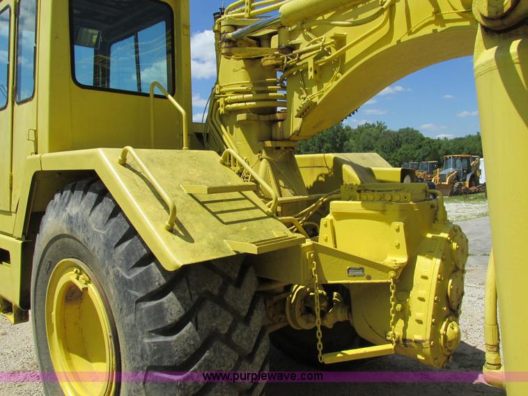 image for item AW9908 1984 John Deere 862 elevating scraper