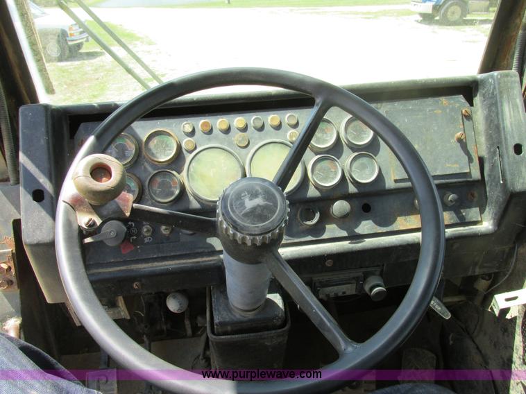 image for item AW9908 1984 John Deere 862 elevating scraper