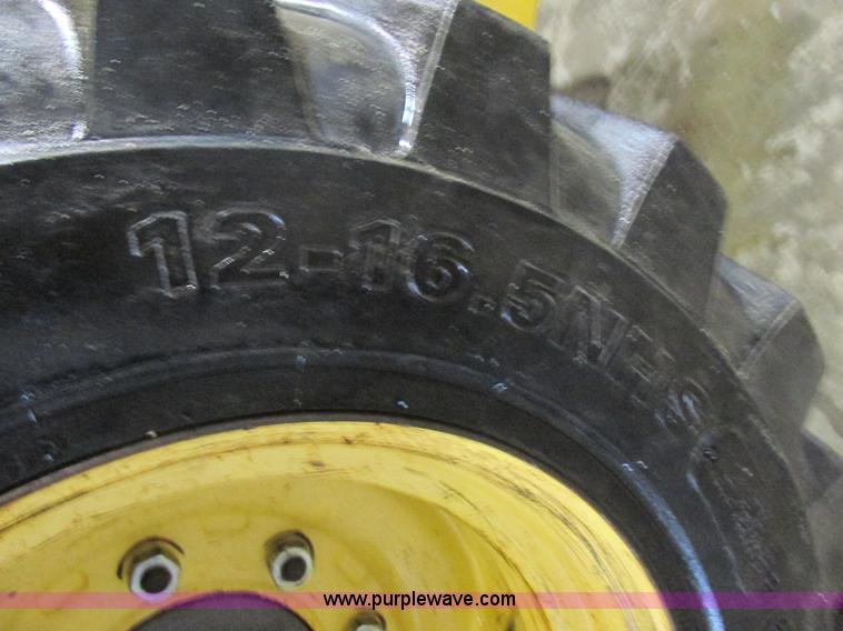 image for item AW9919 2006 Volvo MC80B skid steer