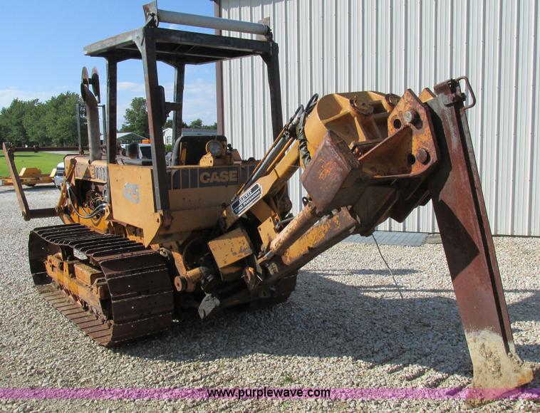 image for item AW9976 1972 Case 475 vibratory cable plow