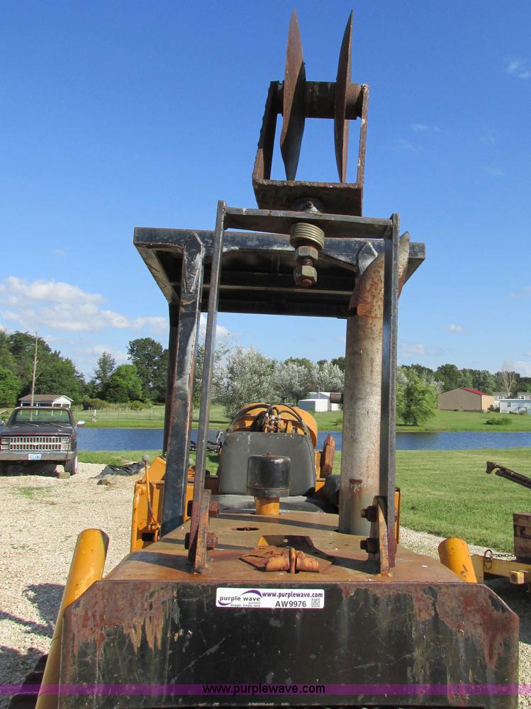 image for item AW9976 1972 Case 475 vibratory cable plow