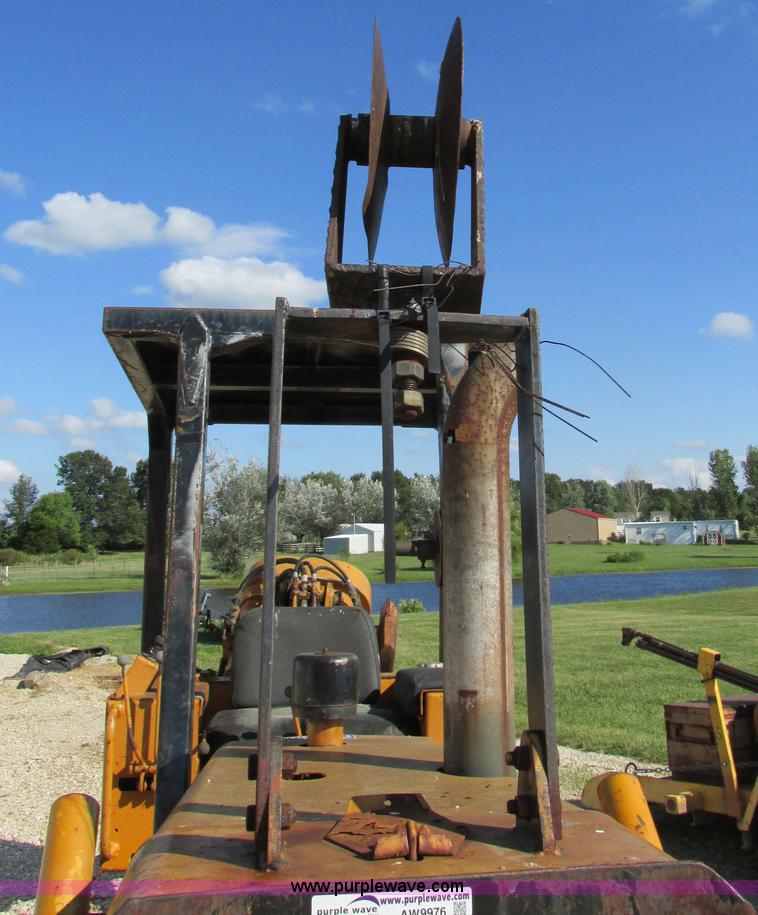 image for item AW9976 1972 Case 475 vibratory cable plow