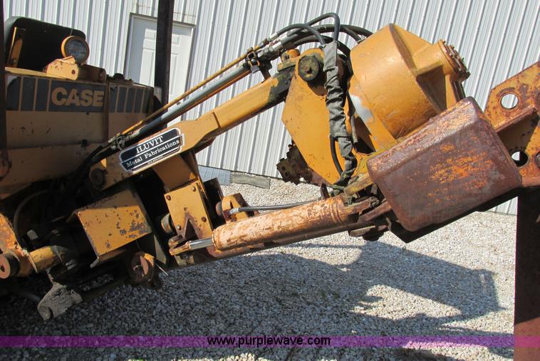image for item AW9976 1972 Case 475 vibratory cable plow