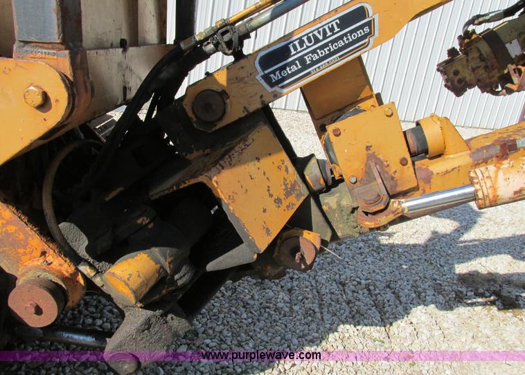 image for item AW9976 1972 Case 475 vibratory cable plow