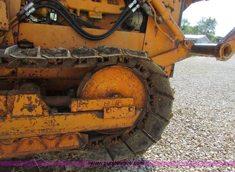 image for item AW9976 1972 Case 475 vibratory cable plow