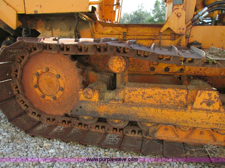 image for item AW9976 1972 Case 475 vibratory cable plow