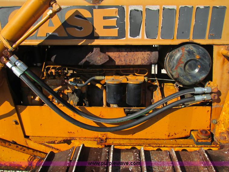 image for item AW9976 1972 Case 475 vibratory cable plow