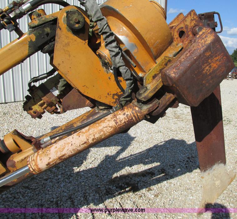 image for item AW9976 1972 Case 475 vibratory cable plow