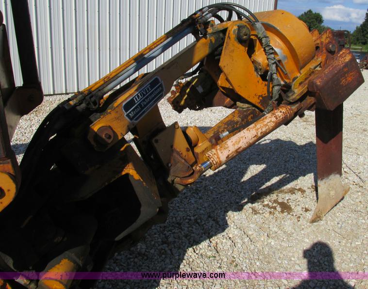 image for item AW9976 1972 Case 475 vibratory cable plow