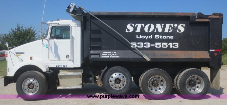 image for item D2136 2003 Kenworth T800 dump truck