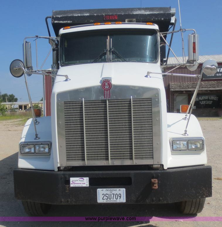 image for item D2136 2003 Kenworth T800 dump truck